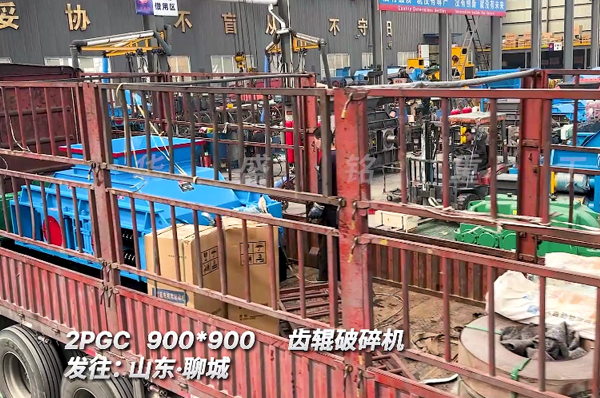 900x900硅錳合金齒輥破碎機(jī)發(fā)山東