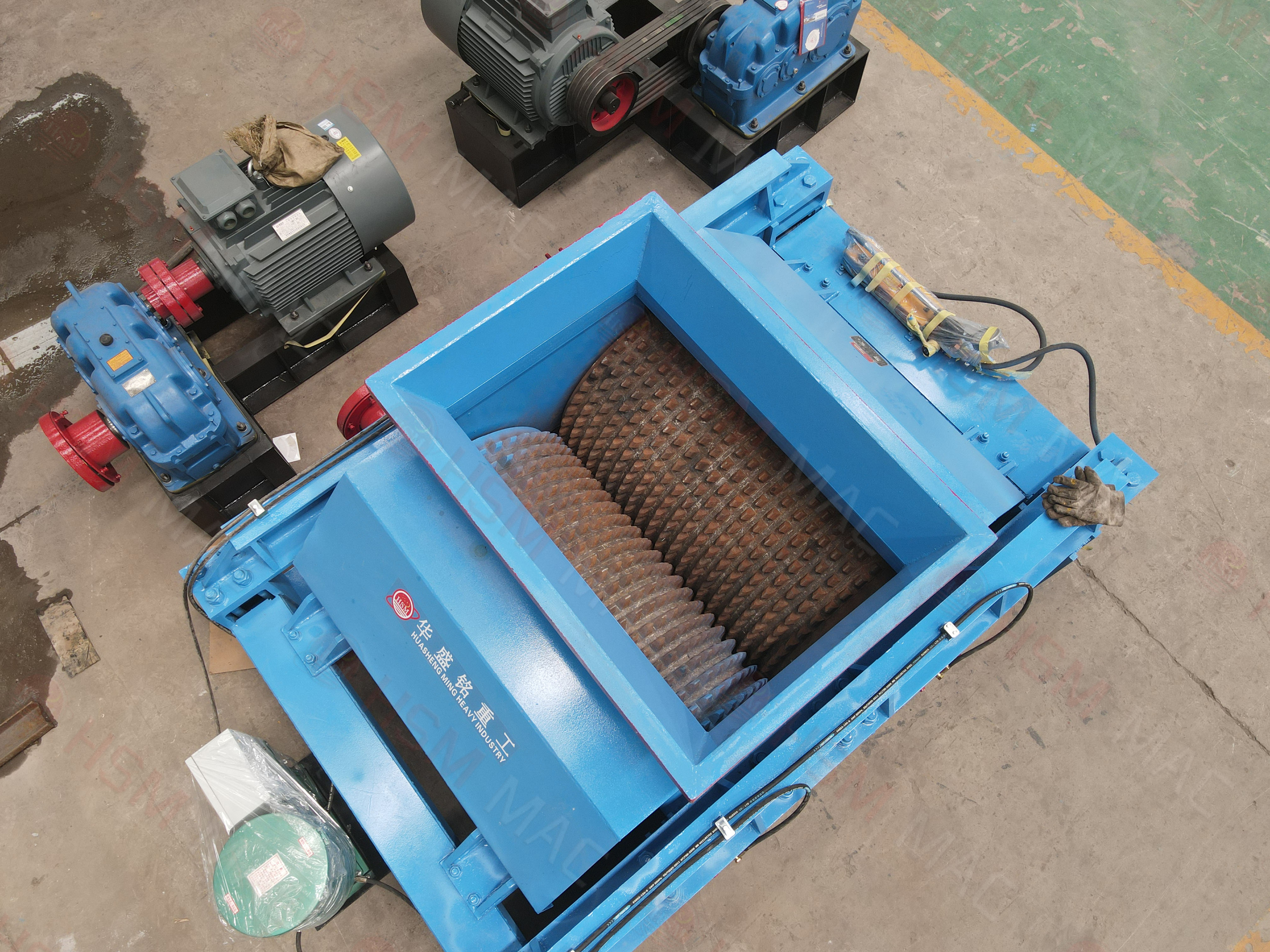 碳酸鋰塊破碎機(jī),碳酸鋰塊齒輥破碎機(jī)價(jià)格,碳酸鋰塊雙齒輥破碎機(jī)廠家,碳酸鋰塊齒輥機(jī)型號(hào)