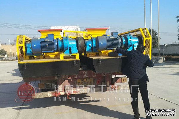 兩臺對輥一起發(fā).jpg 兩臺對輥一起發(fā).jpg